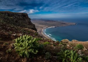 Vistas de Famara de mirador de El Bosquecillo, Lanzarote.